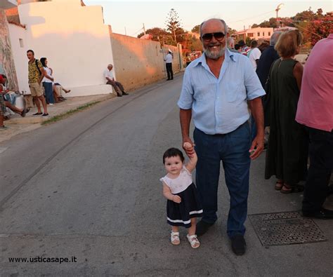 Ustica Nonno Renato A Spasso Con La Nipotina Ustica Sape