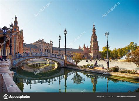 In dem gebäude aus dem jahre 1572 werden dokumente aufbewahrt, die. Spanien-Platz, Sevilla, Spanien — Redaktionelles Stockfoto ...