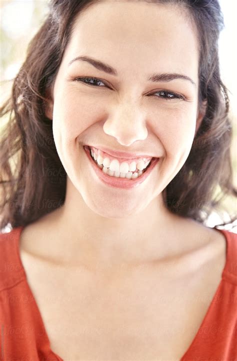 Close Up Portrait Of Beautiful Woman Laughing Del Colaborador De