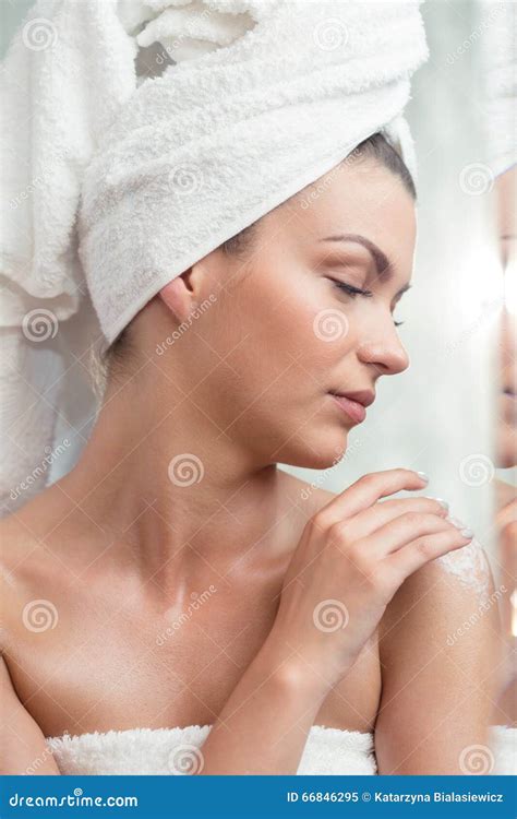 Woman Applying Body Lotion Stock Image Image Of Cosmetic