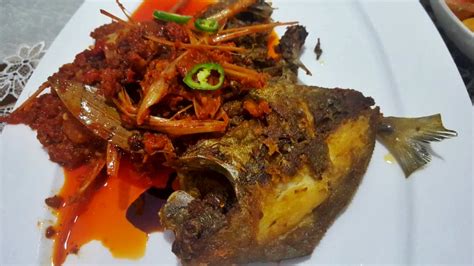 Panaskan sambal tanpa minyak sampai kandungan air menguap. SurayaMSyed: Ikan Bawal Masak Sambal Serai