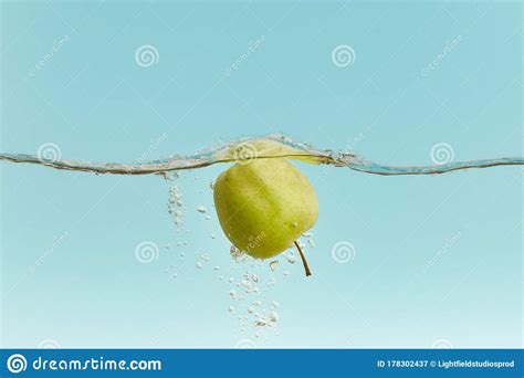 Green Apple In Water With Bubbles Stock Image Image Of Organic Fresh