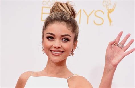Sarah Hyland S Emmys Outfit Was A Two Piece Hair Skin Hair And