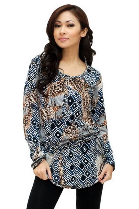 Karena memang memberikan suasana eksotis yang. 8 Inspirasi dan Ragam Model Baju Batik Wanita Untuk Kerja ...