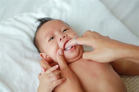 Cara Membersihkan Lidah Bayi Agar Terhindar Dari Infeksi Jamur Nanny