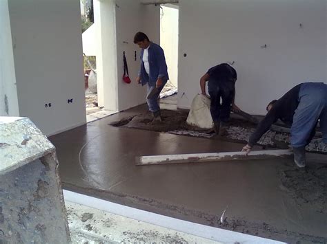 O δημήτρης, ένας 23χρονος κολυμβητής, βουτάει στο νερό μιας σκοτεινής πισίνας μετά την επιτυχία του στο ευρωπαϊκό πρωτάθλημα. ΘΕΡΜΑΝΣΗ-ΚΛΙΜΑΤΙΣΜΟΣ - ΤΕΧΝΙΚΗ - ΕΜΠΟΡΙΚΗ - ΚΑΤΑΣΚΕΥΑΣΤΙΚΗ