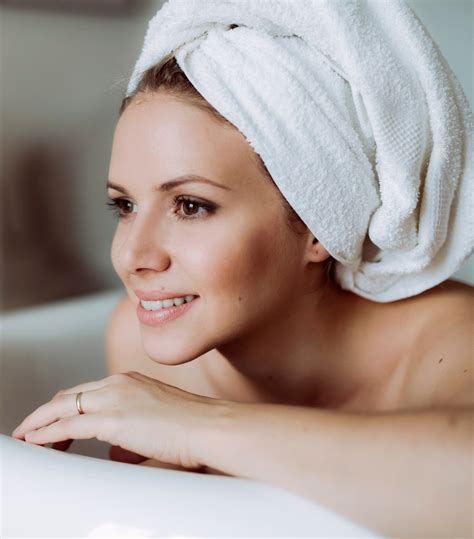 The Pros And Cons Of Doing Skincare Before And After Showering Viegano