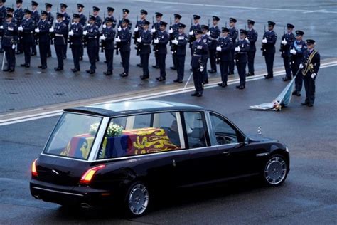 La Reina Isabel II habría diseñado su propio coche fúnebre con Jaguar Land Rover BM Noticias