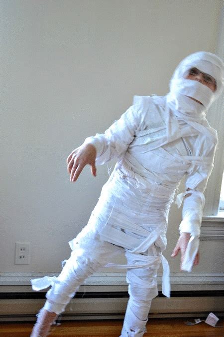 Mummy Costume A Simple Tutorial From Nelliebellie Mummy Halloween