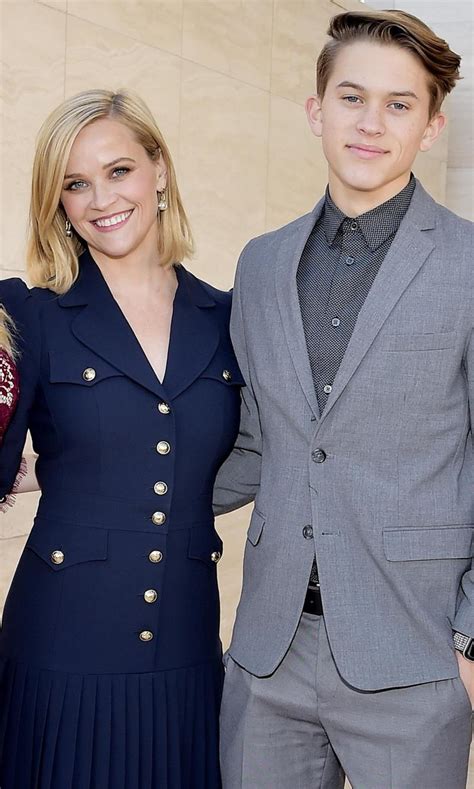 Reese Witherspoon S Son Drops First Single Eva Longoria Mindy Kaling