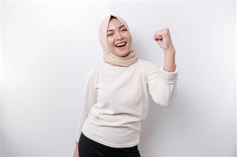 Młoda Azjatycka Muzułmańska Kobieta Z Szczęśliwym Pomyślnym Wyrazem
