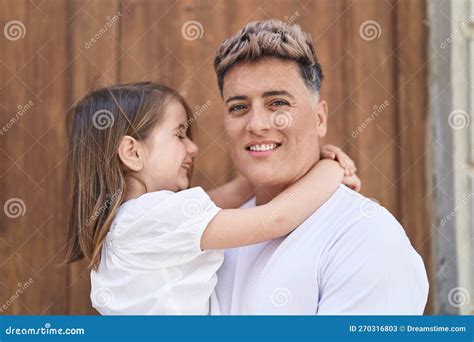 Padre E Hija Sonriendo Seguros De Abrazarse En El Parque Imagen De