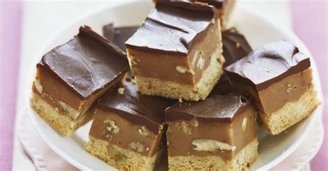 200 g zucker 10 eigelb 250 g nüsse, gemahlene 3 el semmelbrösel etwas bittermandelaroma 10 eiweiß. Karamell-Nuss-Kuchen | Rezept | Kuchen und torten, Kleine ...