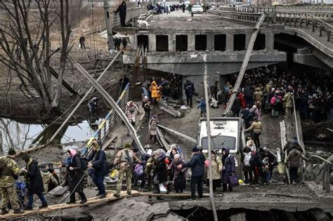 Guerra Na Ucrânia Imagens Mostram Fuga De Civis Em Meio à Destruição