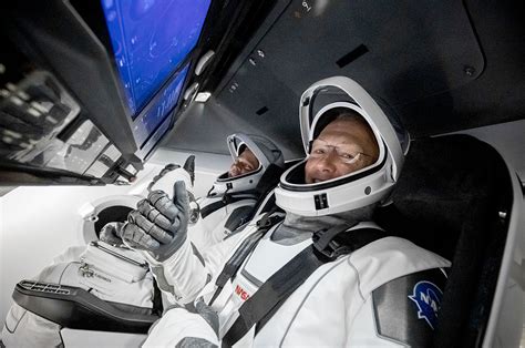 Spacex Crewmates Doug Hurley Bob Behnken Get Space Medal Of Honor Space