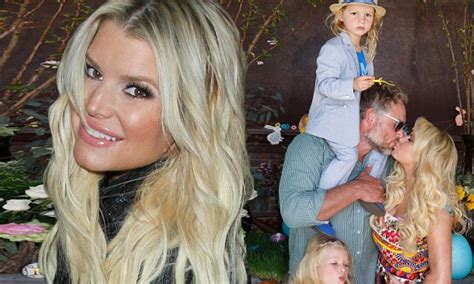 Jessica Simpson Looks Incredible As She Kisses Husband Daily Mail Online