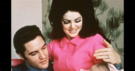 Elvis Presley Et Priscilla Présentent Leur Fille Lisa Marie En 1968