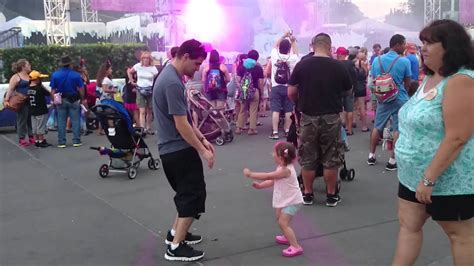 Padre E Hija Bailando En Disney Youtube