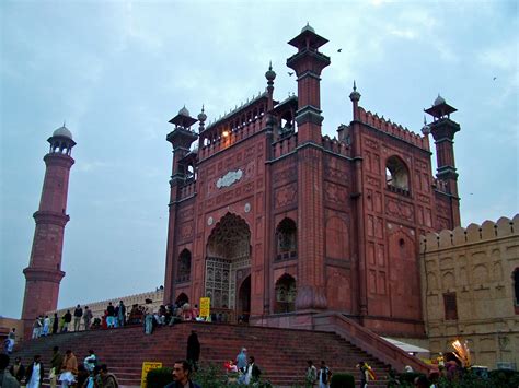 Guides2pakistan is offering description of famous mosques in pakistan and guided tours. BEAUTY FULL PAKISTAN: Badshahi masjid(badshahi Mosque)