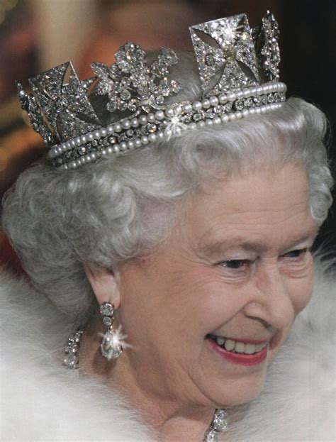 Queen Elizabeth Ii Looking Wonderful Wearing The George Iv Diamond
