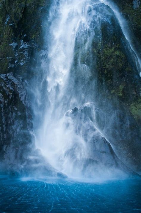 Au pied d'une cascade dans le Milford Sound, un de ces endroits en