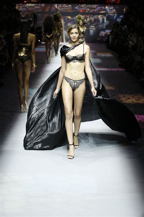 Défilés Vogue Paris Mode printemps été Idées de mode Été mode