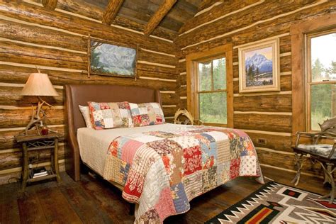 Cabin Bedroom Decorating Ideas With Colorful Homemade Quilt