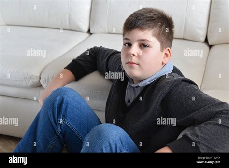 13 Jahre Junge Sitzt Neben Dem Sofa Im Zimmer Stockfoto Bild 135257062 Alamy