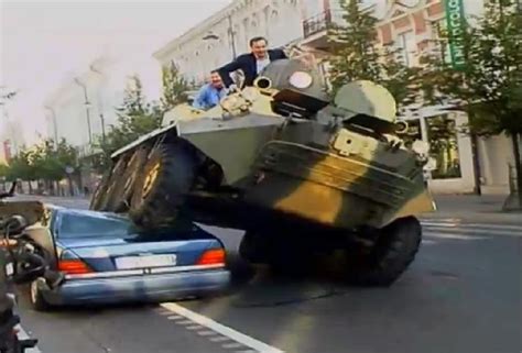 Char Qui Ecrase Une Voiture Ukraine - Insolite : le maire écrase les voitures mal garées avec un tank