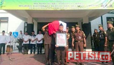 Tidak hanya gaji, mereka juga menuntut pembayaran uang bonus tahun 2015 dan 2016 yang amriza nursatria/kompas.comratusan pegawai musiman ptpn 7 cinta manis ogan ilir. Budi Handaka Kajari Sidoarjo Meninggal Dunia - Petisi
