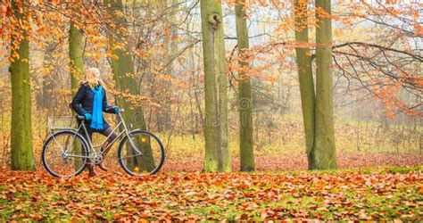 bici attiva felice di guida della donna nel parco di autunno immagine stock immagine di freddo