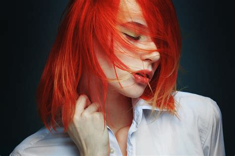 デスクトップ壁紙 面 女性 赤毛 モデル ポートレート 染めた髪 単純な背景 目を閉じた 青 ヘア 頭 歌う 美しさ 眼 コスチューム 人間の髪の色 器官