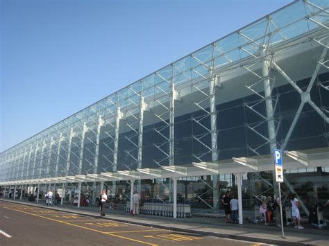 All the latest information on departures, arrivals and transits of passengers. CATANIA - Aeroporto Fontanarossa chiuso per brillamento ...