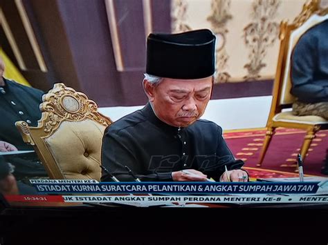 Telah melantik tan sri muhyiddin yassin sebagai perdana menteri malaysia yang ke 8 pada 29 februari 2020. namakucella: PERDANA MENTERI MALAYSIA KE-8