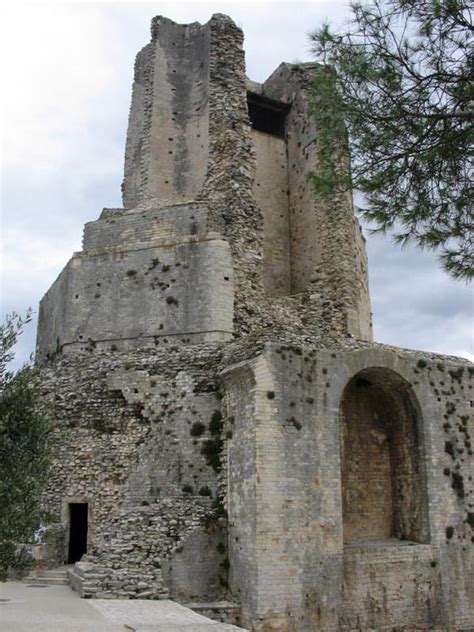 Nîmes, fransa otellerinde internet üzerinden büyük indirimler. Tour Magne Ruins in Nimes, France image - Free stock photo ...