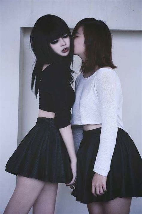 Pinterest S E N S I T I V E 不同 Lesbian Girls Cute Lesbian Couples