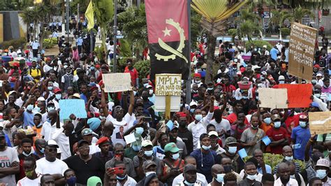 Milhares Marcham Em Luanda Gritando “fora Mpla” E Defendendo Líder Deposto Da Unita Observador