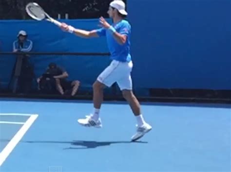 すべてのプレーヤーが取り入れるべき基本 「ユニットターン」 novak djokovic's forehand the unit turn start of the preparation john yandel. ジョコビッチ | フォアハンドのイメージトレーニング