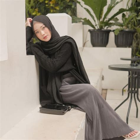Ide Ootd Hijab Dengan Rok Ala Julia Prastini
