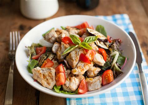 Italiaanse salade met aubergine en kip