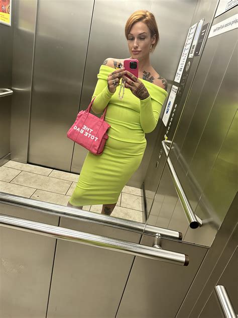 I Really Wish I Got Lucky In This Lift Rcougarsandmilfssfw