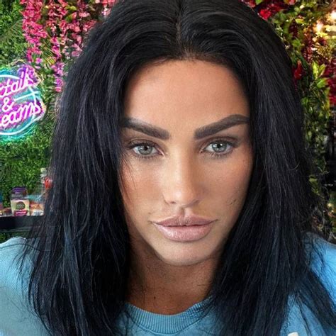 Katie Price Says This Mornings Holly Willoughby ‘doesnt Like Her As She Opens Up About Feud