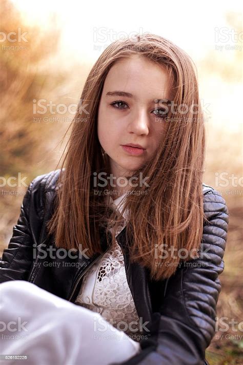 Hübsche Teenager Sitzendes Mädchen Im Freien Schaut Gerade In Die