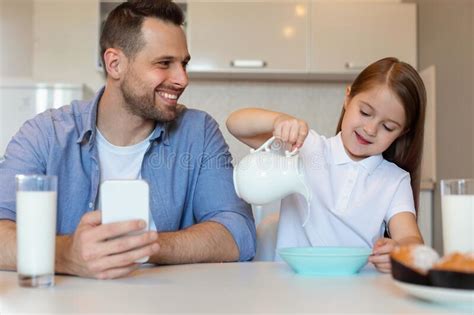 Ensalada De Cocina De Padre E Hija Mezclando Verduras En El Interior