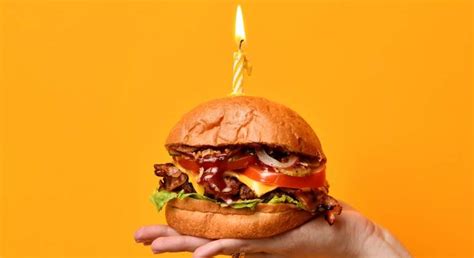 Promociones del día de la hamburguesa. Carl's Jr celebra el Burger Day con hamburguesas a $1 peso