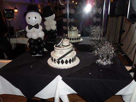 Personalize this editable template yourself by typing over my text in gekocht item: WHITE, SILVER AND BLACK - PARTY DECORATIONS BY TERESA