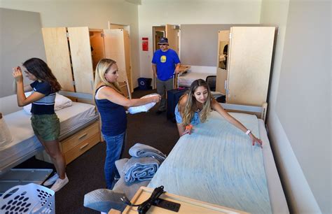 Uci Freshmen Rush Into Their New Home Away From Home For The Academic Year Orange County Register