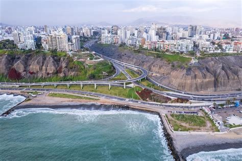 Vista Aérea De La Costa Verde Y El Malecón De Miraflores En Lima Foto