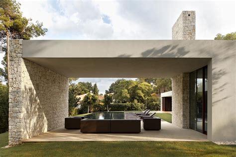 La casa el bosque se sitúa en una zona residencial extensiva. El Bosque House by Ramon Esteve in Valencia, Spain