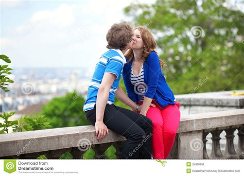el besarse joven feliz de los pares imagen de archivo imagen de heterosexual amor 24866951